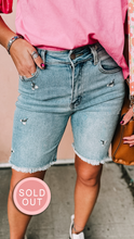 Load image into Gallery viewer, [SOLDOUT] Daisy Stitched Bermuda Shorts
