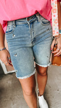 Load image into Gallery viewer, [SOLDOUT] Daisy Stitched Bermuda Shorts
