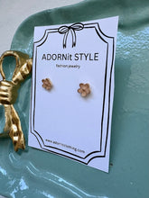 Load image into Gallery viewer, Flower Mini Earring- Sterling Silver

